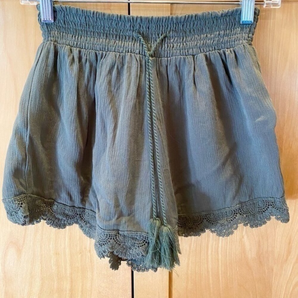 Like New MUDD lace trimmed high waist paper bag shorts Camo hunter green size s